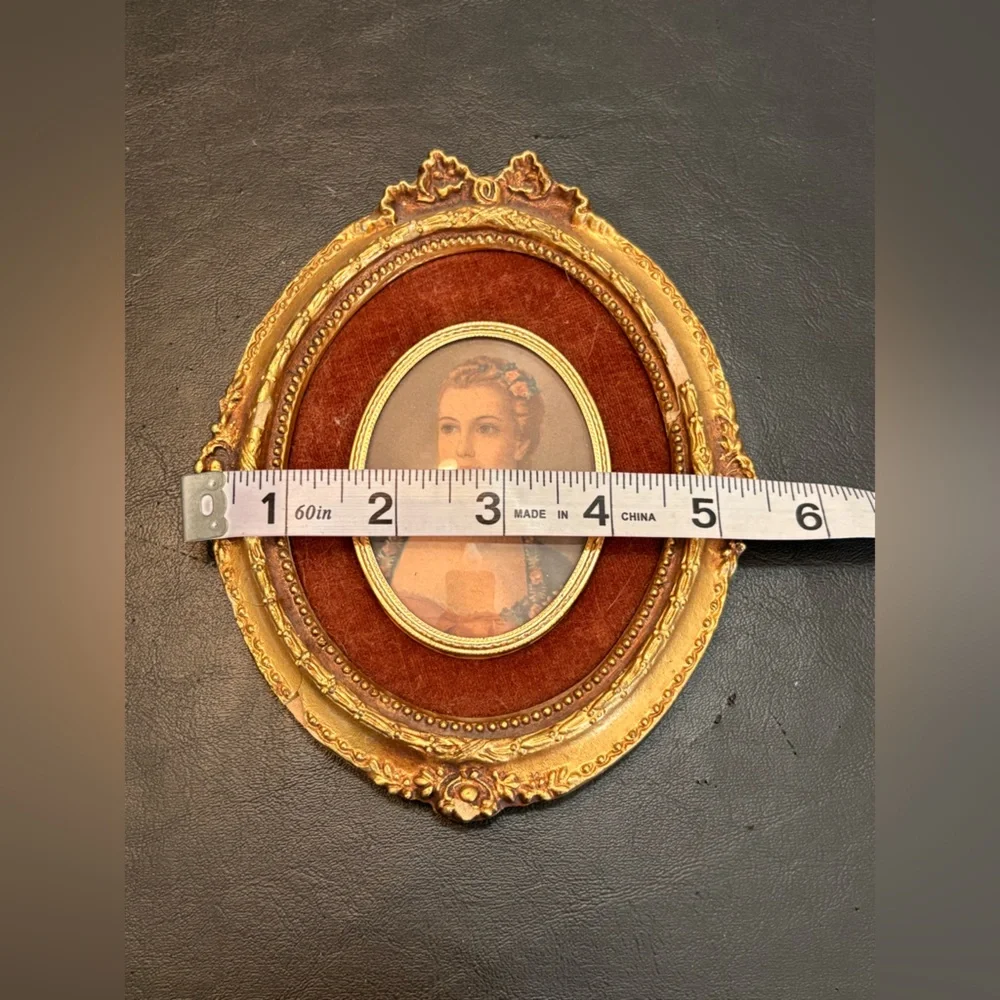 Vintage Gold Ornate Oval Frame Cameo Creation.